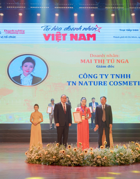 GIÁM ĐỐC TN NATURE COSMETIC – DOANH NHÂN VIỆT NAM XUẤT SẮC 2023 TẠI LỄ TRAO GIẢI TỰ HÀO THƯƠNG HIỆU VIỆT NAM