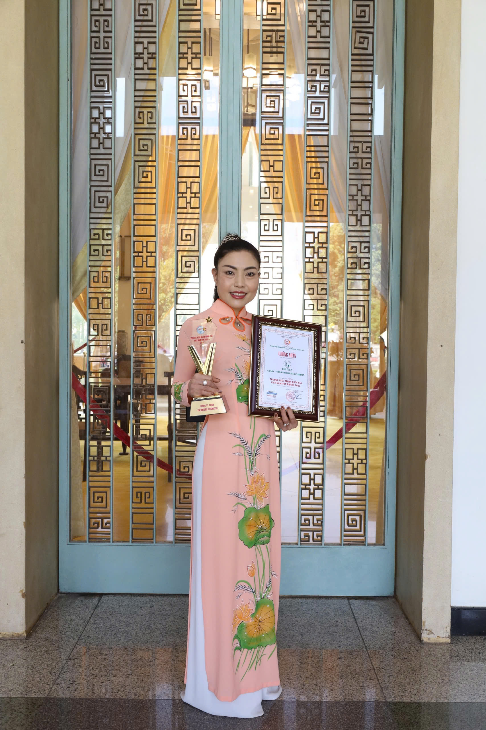 Dầu gội gừng hữu cơ Thi Nga thuộc Công Ty TNHH TN Nature Cosmestic nhận công bố: “THƯƠNG HIỆU MẠNH QUỐC GIA - VIET NAM TOP BRANDS 2025”